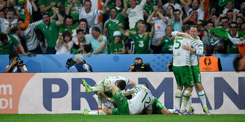 I calciatori dell'Irlanda festeggiano il gol. (Matthias Hangst/Getty Images)