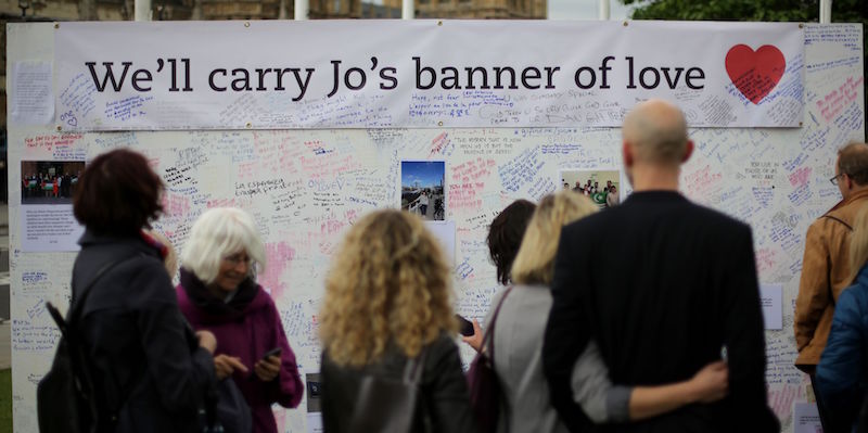 Alcuni messaggi lasciati di fronte al Parlamento britannico per ricordare Jo Cox, a Londra (DANIEL LEAL-OLIVAS/AFP/Getty Images)