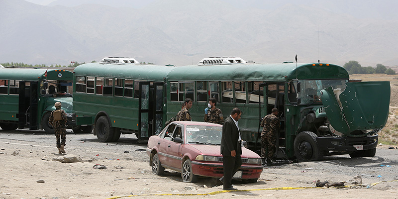 C’è stato un attentato suicida contro un convoglio di polizia vicino a Kabul, in Afghanistan: si parla di decine di morti