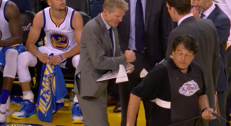 È meglio distruggere una lavagnetta che un giocatore, dice Steve Kerr