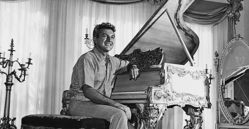Liberace nella sua villa nel 1961 (Photo by Keystone Features/Getty Images)