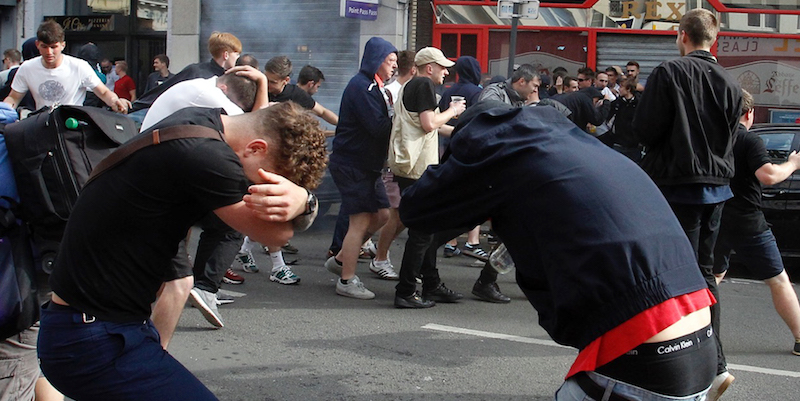Tifosi inglesi e polizia a Lille, in Francia (AP Photo/Michel Spingler)