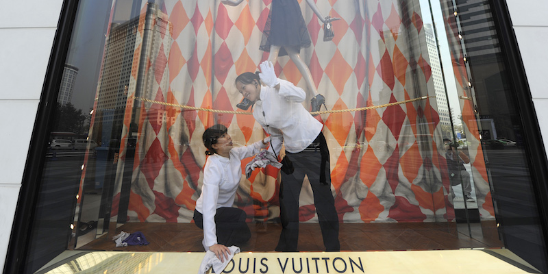 Una boutique di Louis Vuitton a Chengdu, in Cina, il 23 novembre 2011 (LIU JIN/AFP/Getty Images)