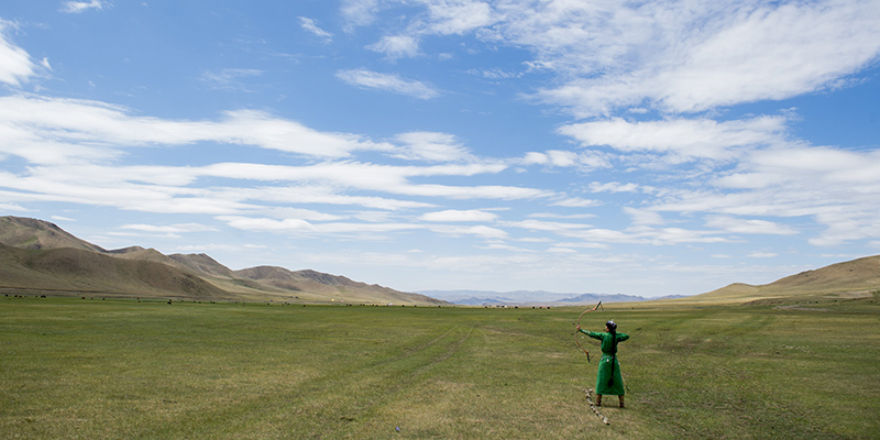 Un arciere durante una cerimonia su un altipiano nei pressi di Ulan Bator, Mongolia (SAUL LOEB/AFP/Getty Images)