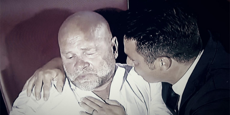 Massimo Oddo che consola Serse Cosmi dopo averlo battuto nella finale dei playoff