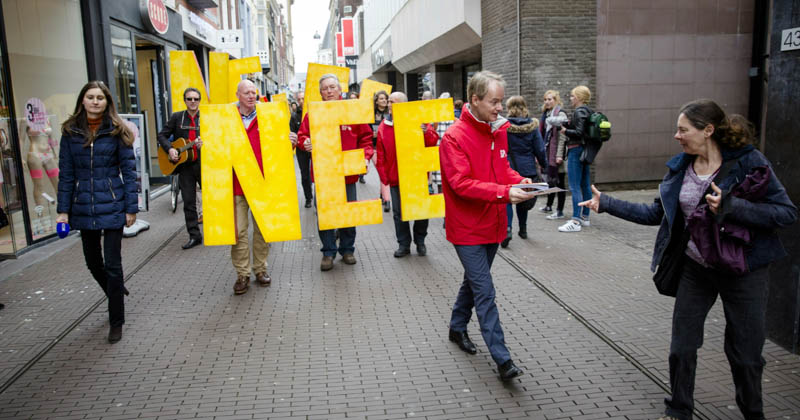 Membri del Partito Socialista fanno volantinaggio per il “no” al referendum sull'accordo tra Unione Europea e Ucraina. (BART MAAT/AFP/Getty Images)