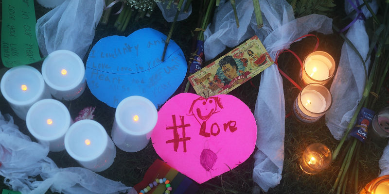 Un memoriale allestito a Orlando, in Florida, per commemorare i morti del Pulse (Joe Raedle/Getty Images)

