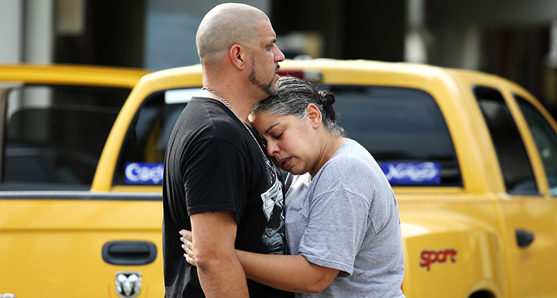 Ray Rivera, dj del Pulse, è abbracciato da un'amica fuori dal locale dopo la strage (Joe Burbank/Orlando Sentinel via AP)
