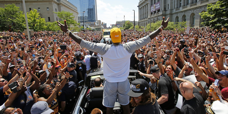 LeBron James su una Rolls Royce per la parata dei Cleveland Cavaliers per la vittoria della NBA, 22 giugno 2016
(AP Photo/Gene J. Puskar)