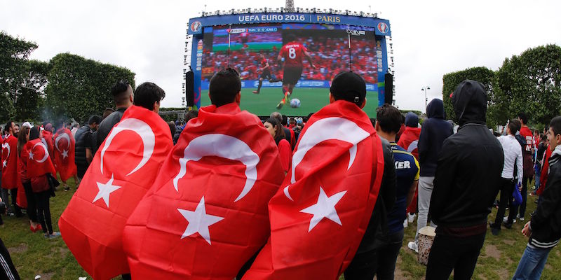 Alcuni tifosi turchi davanti ad un maxischermo, a Parigi (FRANCOIS GUILLOT/AFP/Getty Images)