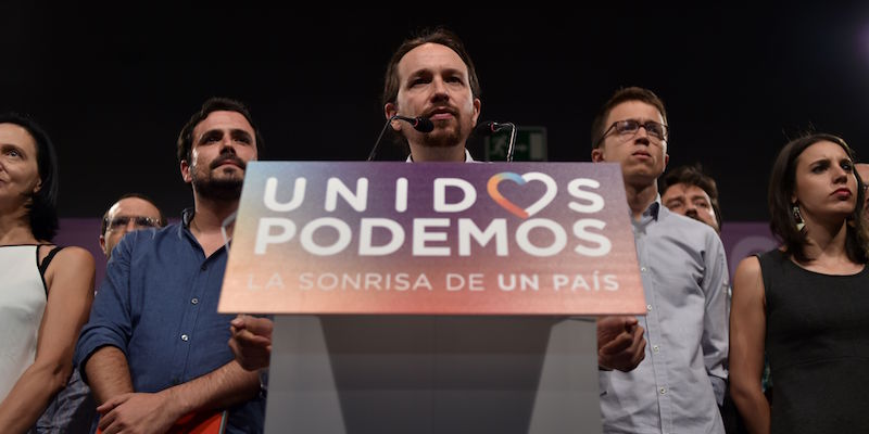 Pablo Iglesias al centro, Inigo Errejon alla sua sinistra e Alberto Garzon alla sua destra (JORGE GUERRERO/AFP/Getty Images)