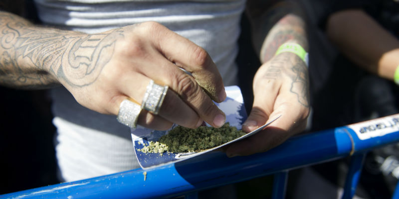 Un uomo prepara uno spinello durante il Denver 420 Rally, il più grande raduno del mondo dedicato alla celebrazione della legalizzazione e della cultura della cannabis, il 21 maggio 2016 a Denver, Colorado (JASON CONNOLLY/AFP/Getty Images)