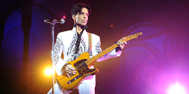 Prince durante un concerto a Parigi nel 2009 (BERTRAND GUAY/AFP/Getty Images)

