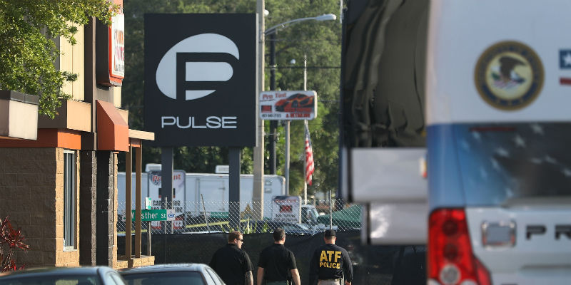 Alcuni agenti di polizia fuori dal Pulse, a Orlando, Florida, il 15 giugno 2016 (Joe Raedle/Getty Images)
