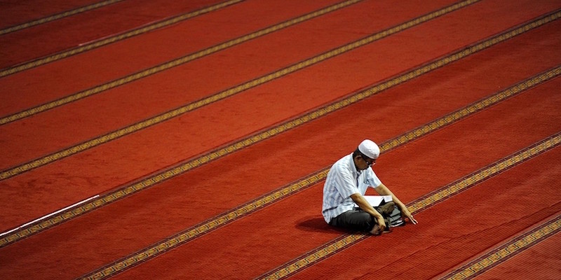 Un uomo legge il Corano durante il primo giorno del Ramadan nella moschea di Istiqlal a Giacarta, Indonesia, 6 giugno 2016 
(Jefri Tarigan / Anadolu Agency)