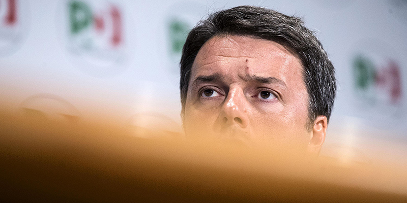 Il presidente del Consiglio e segretario del PD, Matteo Renzi, durante la conferenza stampa sui risultati elettorali delle amministrative (ANSA/ ANGELO CARCONI)