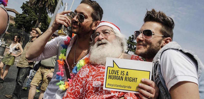 Tre manifestanti del Roma Pride 2016, Roma, 11 giugno 2016 (ANSA/ GIUSEPPE LAMI)