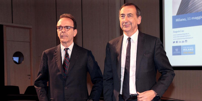 Stefano Parisi e Giuseppe Sala a un incontro pubblico durante la campagna per le elezioni comunali di Milano (ANSA/MOURAD BALTI TOUATI)