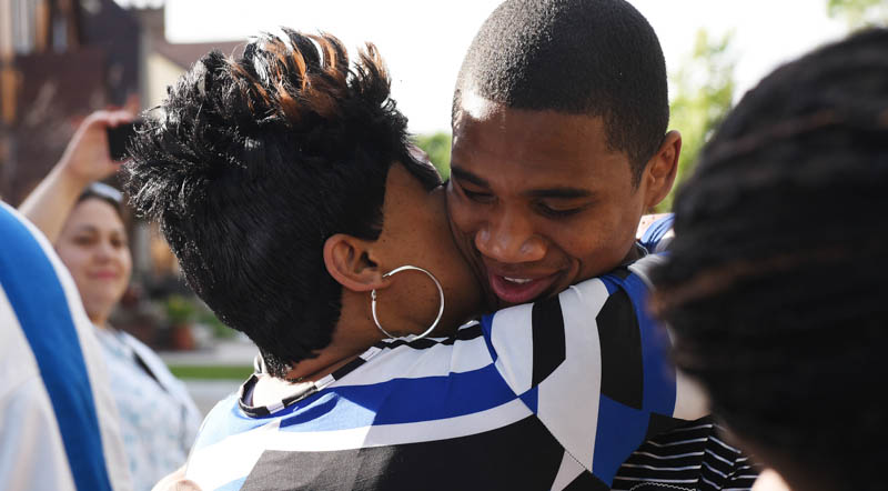 Davontae Sanford abbraccia sua madre Taminko Sanford-Tilmon nella loro casa di Detroit, l'8 giugno 2016. (Robin Buckson/The Detroit News via AP)