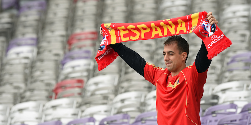 Un tifoso della Spagna nello stadio di Tolosa (NICOLAS TUCAT/AFP/Getty Images)
