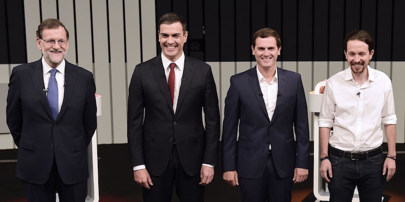 Da sinistra a destra: Mariano Rajoy, Pedro Sanchez, Albert Rivera e Pablo Iglesias, prima del dibattito televisivo che si è tenuto a Madrid il 13 giugno (JAVIER SORIANO/AFP/Getty Images)