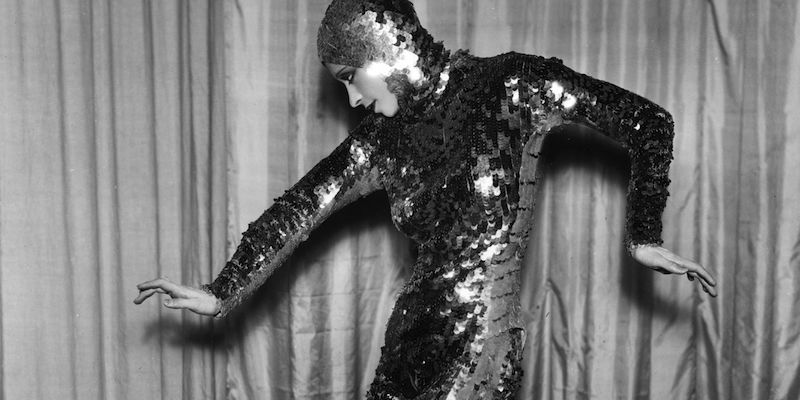 Una contorsionista indossa una tuta di paillettes il 29 marzo 1931 (Sasha/Getty Images)