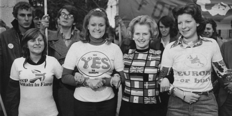 Margaret Thatcher indossa la maglia "9 bandiere" a una manifestazione per la permanenza del Regno Unito nella CE, Londra, 4 giugno 1975 
(P. Floyd/Daily Express/Hulton Archive/Getty Images)
