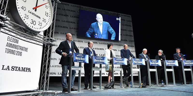 I candidati a sindaco di Torino, da sinistra: Marco Rizzo, Alberto Morano, Chiara Appendino, Piero Fassino, Osvaldo Napoli, Giorgio Airaudo e Roberto Rosso. (ANSA/ALESSANDRO DI MARCO)