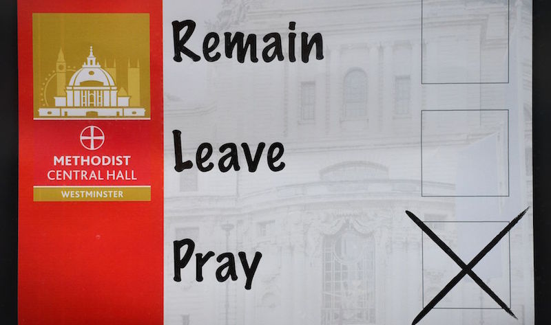 Un cartello con scritto "rimanere, uscire, pregare", fuori da un seggio elettorale al Westminster Methodist Central Hall, Londra, 23 giugno 2016
(LEON NEAL/AFP/Getty Images)