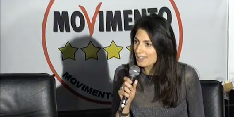 Virginia Raggi parla intorno alle due di notte nella sede elettorale del M5S a Roma