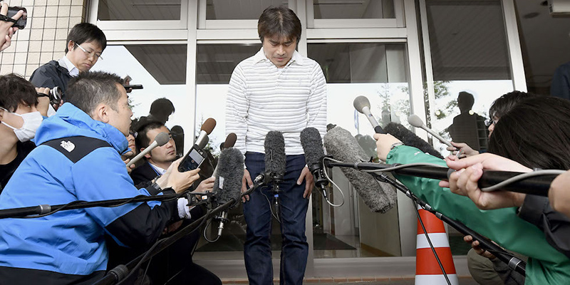Takayuki Tanooka, il padre di Yamato, parla con i giornalisti all'esterno dell'ospedale dove è stato ricoverato il figlio (Kyodo)