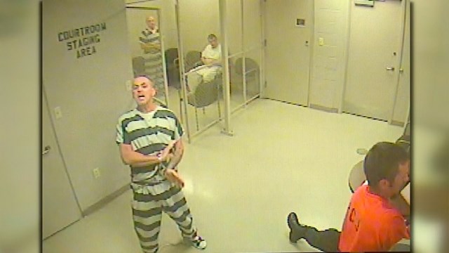 Il video dei detenuti che “evadono” per salvare una guardia