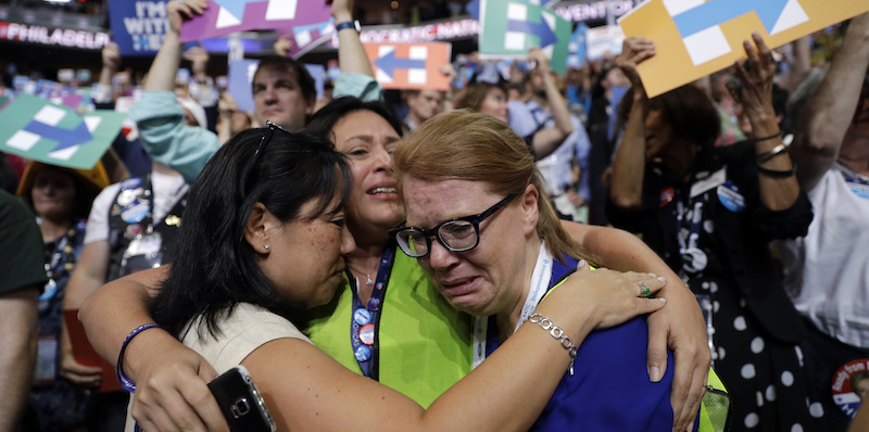 Tre delegate commosse dopo la nomination di Hillary Clinton. (AP Photo/John Locher)