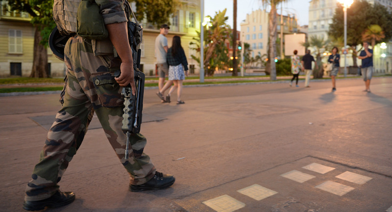 Un soldato francese sulla Promenade des Anglais di Nizza (Andreas Gebert/picture-alliance/dpa/AP Images)