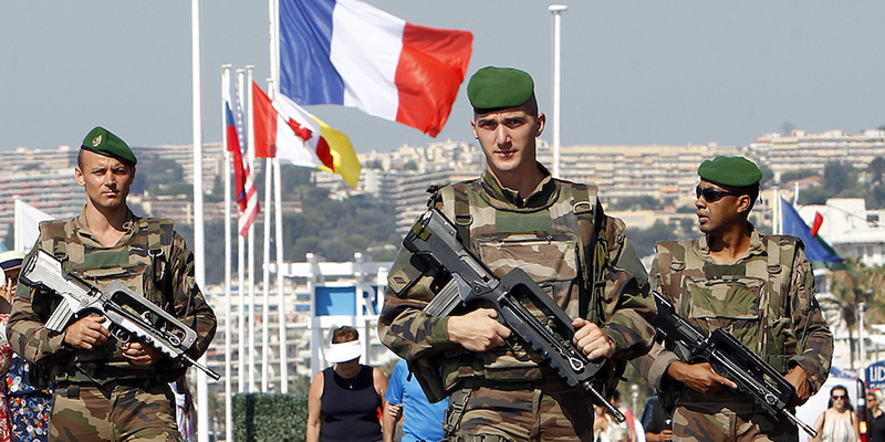 Soldati lungo la Promenade des Anglais a Nizza, Francia (AP Photo/Claude Paris)