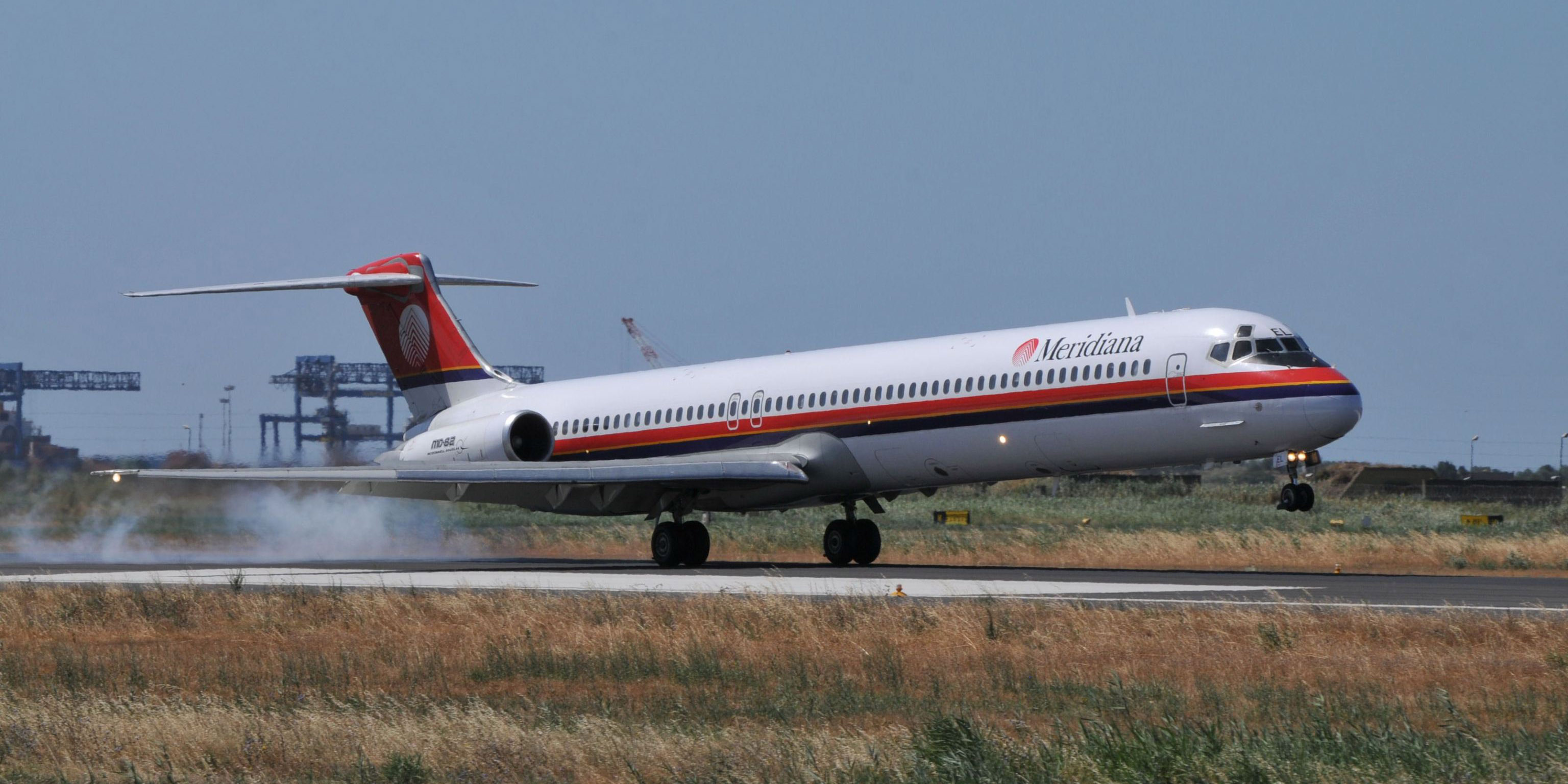Trasporti: un aereo Meridiana in fase di decollo sulla pista di Cagliari-Elmas (ANSA)