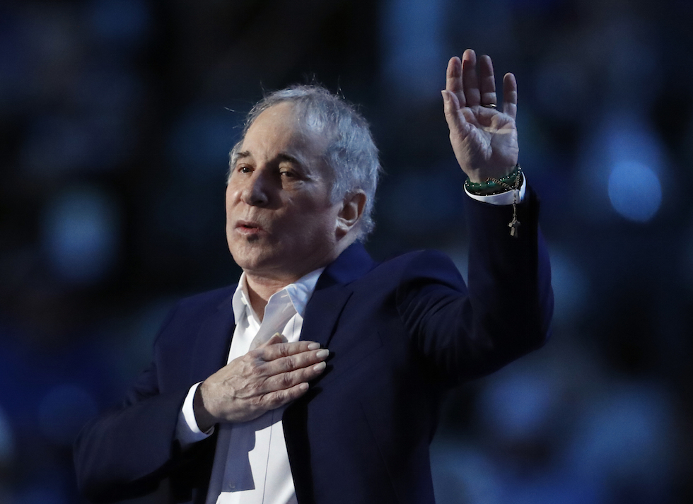 Paul Simon dopo aver cantato Bridge Over Troubled Water alla convention Democratica a Philadelphia, Pennsylvania, 25 luglio 2016
(AP Photo/Paul Sancya)