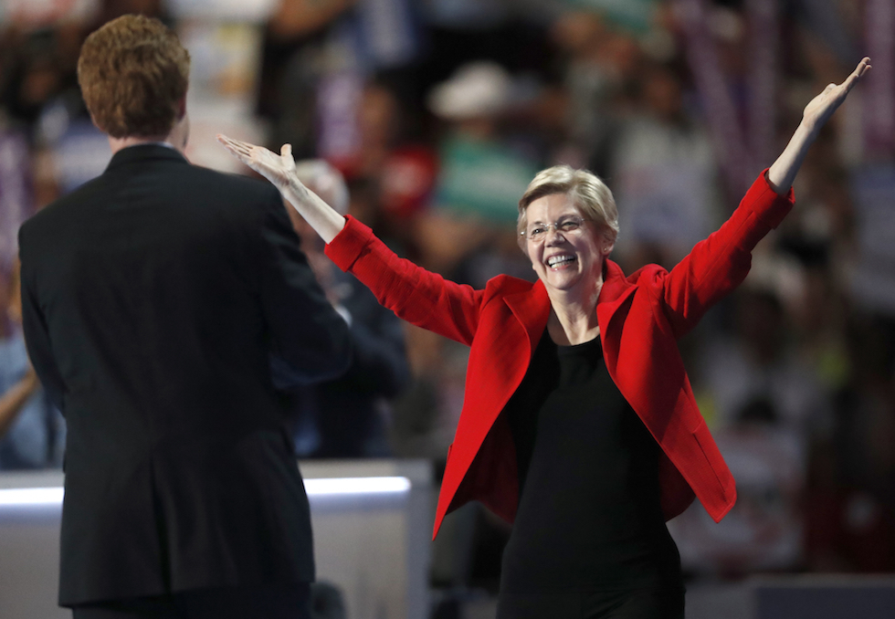 La senatrice Elizabeth Warren va incontro a Joe Kennedy III, deputato del Massachusetts e nipote di Bob Kennedy, sul palco della convention Democratica a Philadelphia, Pennsylvania, 25 luglio 2016
(AP Photo/Paul Sancya)