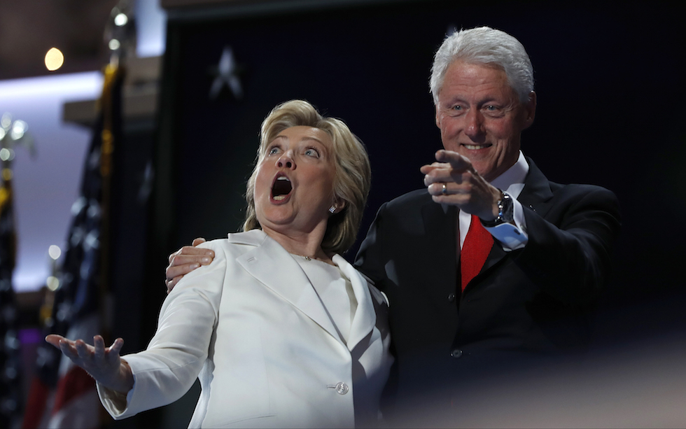 Hillary e Bill Clinton sul palco nel quarto giorno della convention Democratica a Philadelphia, in Pennsylvania, 28 luglio 2016
(AP Photo/Carolyn Kaster)