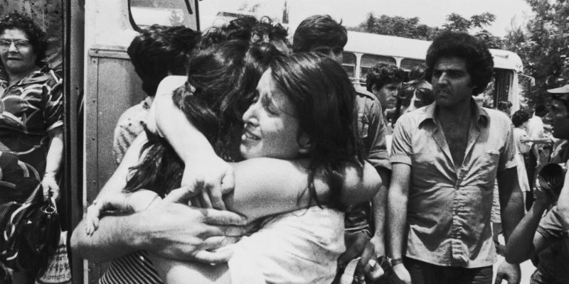 Alcuni ostaggi israeliani al loro ritorno a Tel Aviv (Keystone/Hulton Archive/Getty Images)
