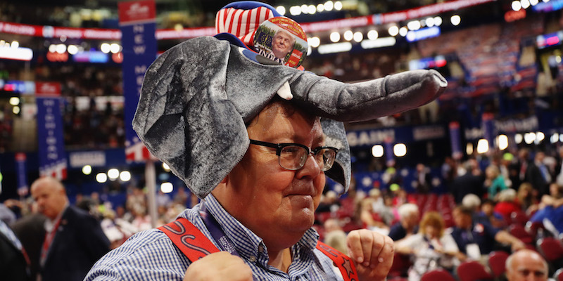 Un delegato dell'Indiana con un cappello a forma di elefante, simbolo del partito Repubblicano, alla convention del partito a Cleveland, Ohio, 21 luglio 2016
(Joe Raedle/Getty Images)