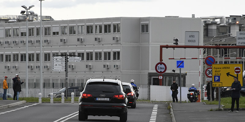 L'arrivo di Salah Abdeslam alla prigione di Fleury-Merogis in Francia, 27 aprile 2016 (DOMINIQUE FAGET/AFP/Getty Images)