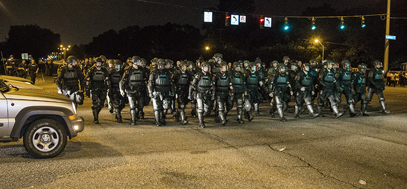 La polizia durante una manifestazione di protesta contro l'uccisione di Alton Sterling da parte di un agente, lo scorso 9 luglio (Mark Wallheiser/Getty Images)