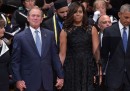 Il video di George Bush che balla da solo ai funerali di Dallas