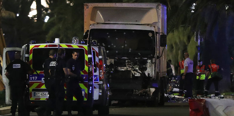 Il camion che ha investito la folla a Nizza (VALERY HACHE/AFP/Getty Images)