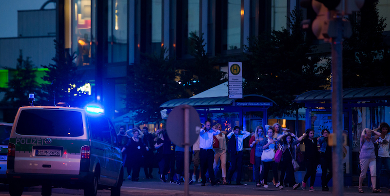 La polizia scorta fuori dal centro commerciale un gruppo di persone con le mani alzate
(Joerg Koch/Getty Images)
