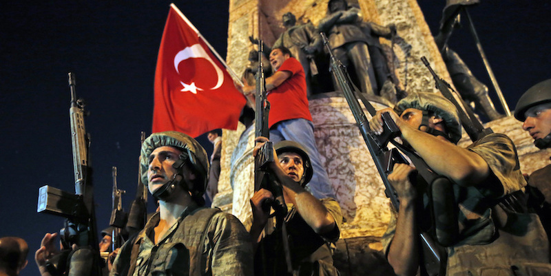 Soldati turchi controllano la zona dove sono in corso manifestazioni a sostegno del presidente Recep Tayyip Erdogan in piazza Taksim, a Istanbul
(AP Photo/Emrah Gurel)