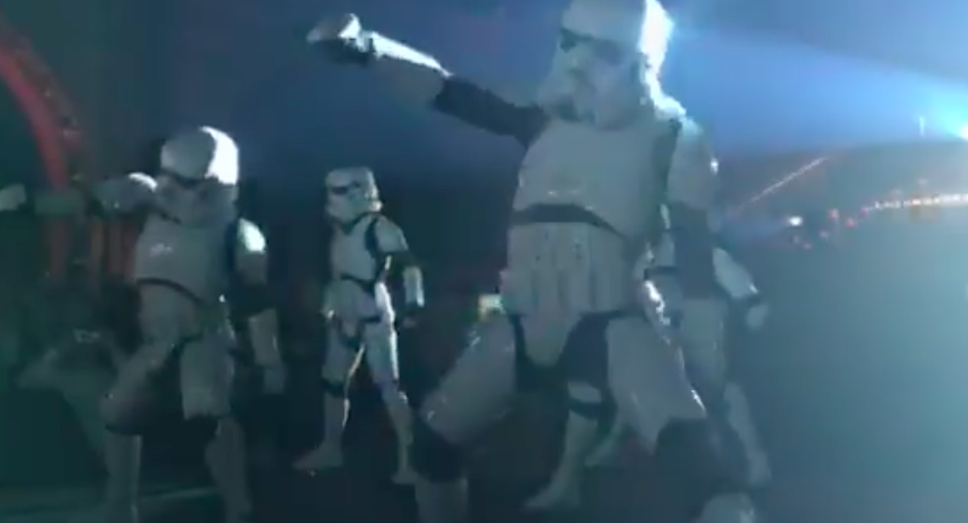 Alla festa per la fine delle riprese di “Star Wars Episodio VIII” c’erano gli Stormtrooper che ballavano