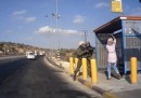 Il video dei due soldati israeliani che sparano a una ragazza palestinese con un coltello
