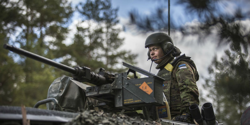 Un soldato durante un'esercitazione NATO in Estonia (Dmitri Beliakov/For The Washington Post)